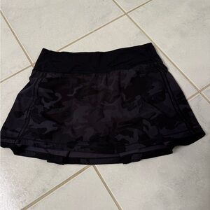 Lululemon black camo pace rival skirt size 2